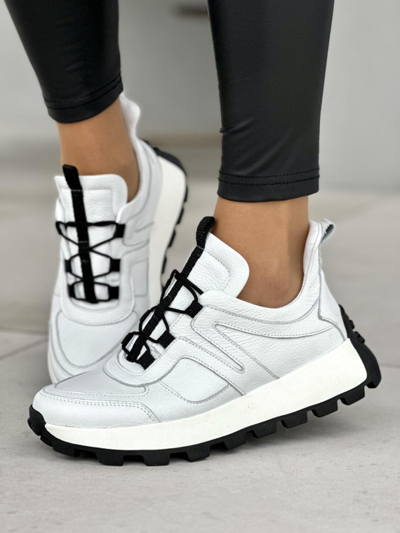 Wyróżniające się białe sneakersy damskie z czarnymi detalami, skóra naturalna Wyróżniające się białe sneakersy damskie z czarnymi detalami, skóra naturalna