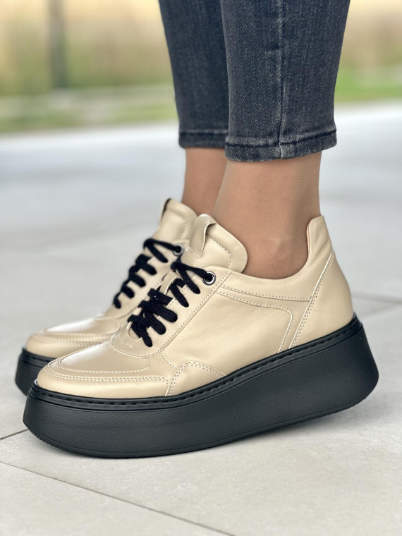 Beżowe sneakersy damskie skórzane OLEKSY polskiej produkcji na grubej czarnej podeszwie Beżowe sneakersy damskie skórzane OLEKSY polskiej produkcji na grubej czarnej podeszwie