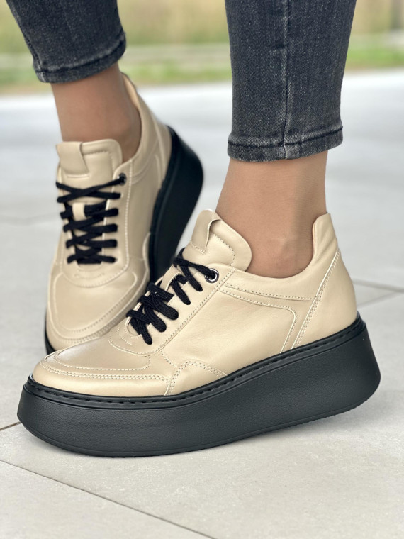 Beżowe sneakersy damskie skórzane OLEKSY polskiej produkcji na grubej czarnej podeszwie Beżowe sneakersy damskie skórzane OLEKSY polskiej produkcji na grubej czarnej podeszwie