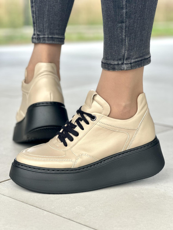 Beżowe sneakersy damskie skórzane OLEKSY polskiej produkcji na grubej czarnej podeszwie Beżowe sneakersy damskie skórzane OLEKSY polskiej produkcji na grubej czarnej podeszwie